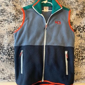 New w/o tags womens fleece vest!  Pretty color blocking!